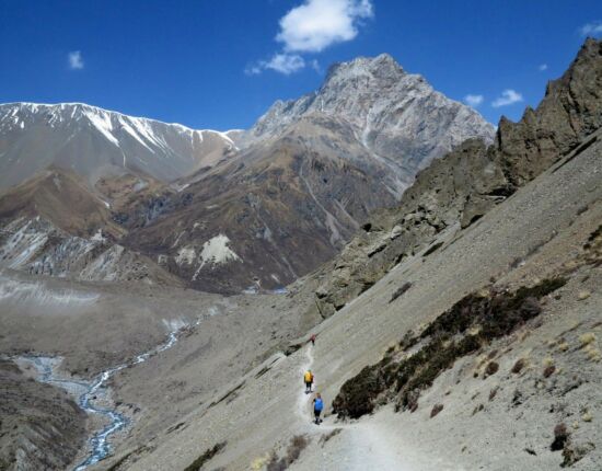 Das Tilicho-Base-Camp ist in der Ferne sichtbar.