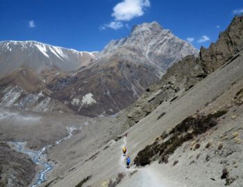 Das Tilicho-Base-Camp ist in der Ferne sichtbar.
