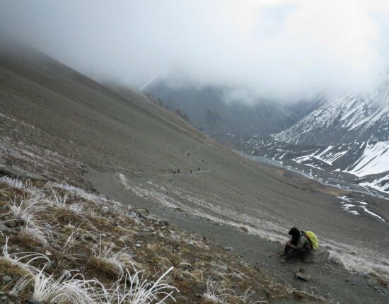 Der Aufstieg zum See geht durch einen steilen Schotterhang.