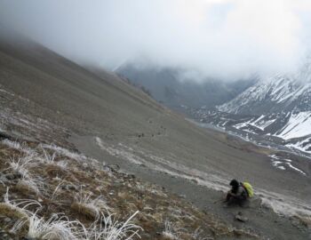 Der Aufstieg zum See geht durch einen steilen Schotterhang.