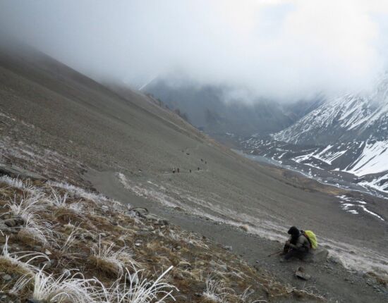 Der Aufstieg zum See geht durch einen steilen Schotterhang.