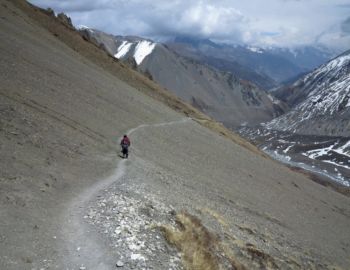 Abstieg durch das Geröllfeld.