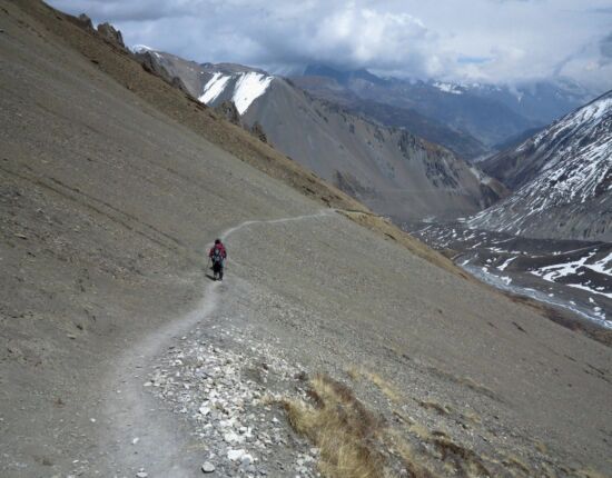 Abstieg durch das Geröllfeld.