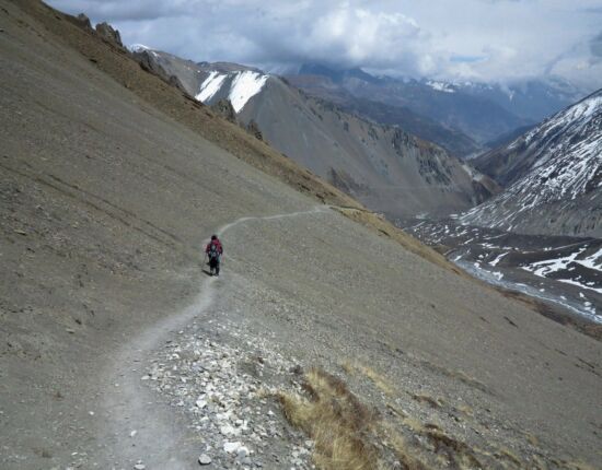 Abstieg durch das Geröllfeld.