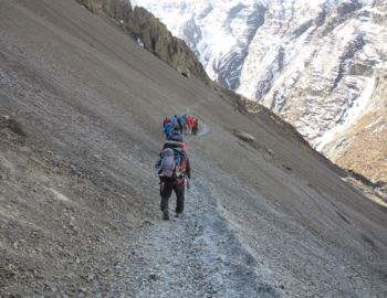 Zurüch müssen wir wieder durch das Geröll-Steinschlagfeld.