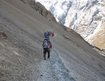 Zurüch müssen wir wieder durch das Geröll-Steinschlagfeld.