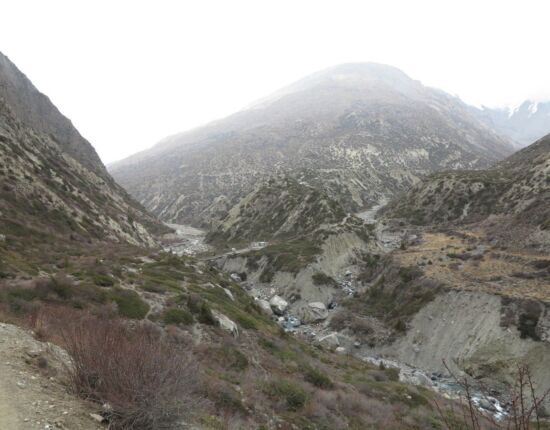 Zur Brücke müssen wir runter, und dann wieder hoch.