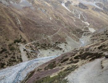 Blick zur Hängebrücke über den Kone Khola.
