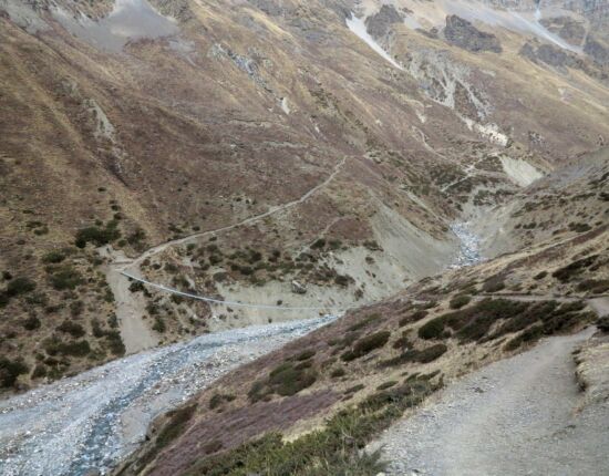 Blick zur Hängebrücke über den Kone Khola.