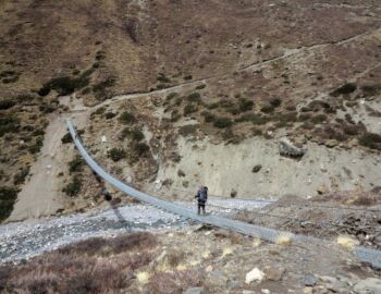 Hängebrücke über den Kone Khola.