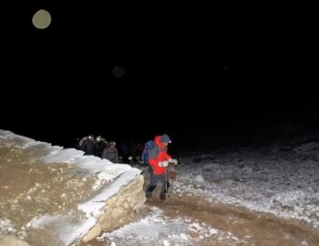 In Dunkelheit steigen wir die ersten Serpentinen hoch.