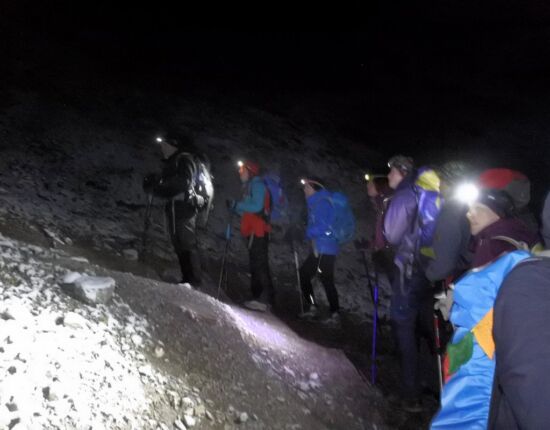 In einer langen Schlange, mit Stirnlampen, sind wir unterwegs.