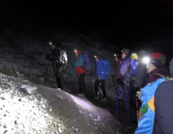 In einer langen Schlange, mit Stirnlampen, sind wir unterwegs.