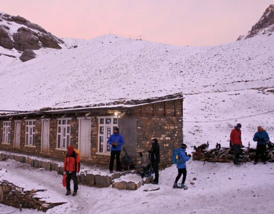 Im ersten Morgenlicht erreichen wir Thorong High Camp auf 4.890 m..