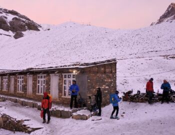 Im ersten Morgenlicht erreichen wir Thorong High Camp auf 4.890 m..