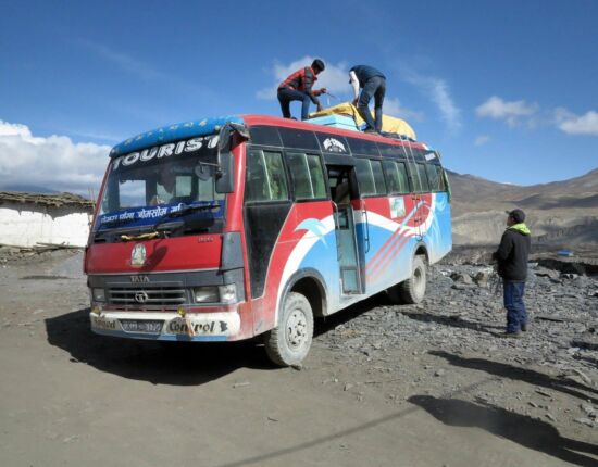 Unser Bus wird beladen.