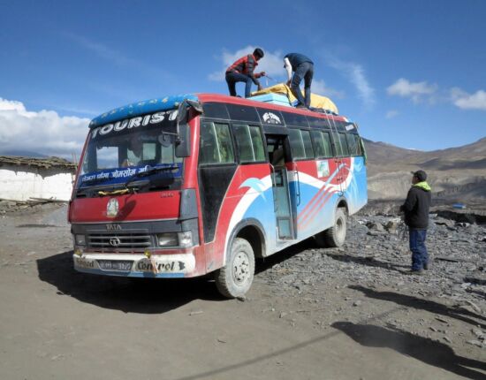 Unser Bus wird beladen.