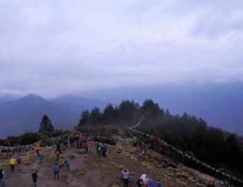 Große Menschenansammlung auf dem Poon Hill.