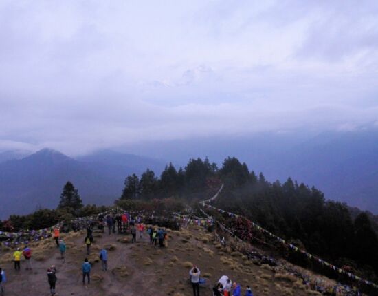 Große Menschenansammlung auf dem Poon Hill.