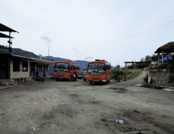 In Ghorepani warten schon die Busse ...
