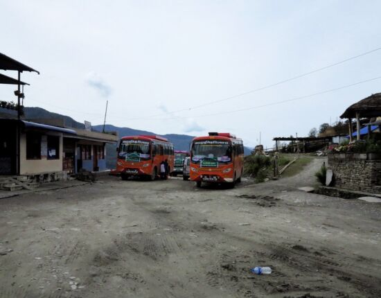 In Ghorepani warten schon die Busse ...