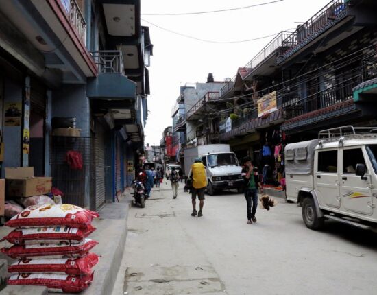Die Zivilisation hat uns wieder: Hauptstraße in Nayapul.