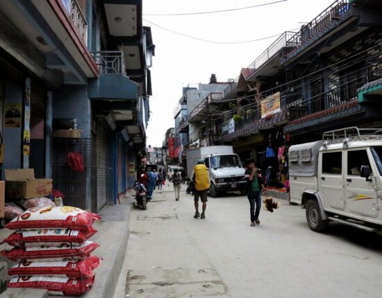 Die Zivilisation hat uns wieder: Hauptstraße in Nayapul.