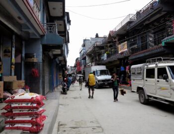 Die Zivilisation hat uns wieder: Hauptstraße in Nayapul.
