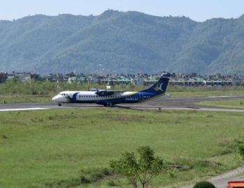 Unser Flugzeug der Buddha-Air landet endlich.
