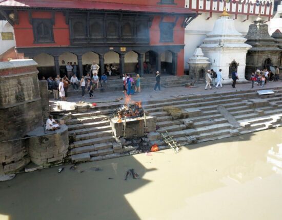 Pashupatinath - Leichenverbrennung am Bagmati.