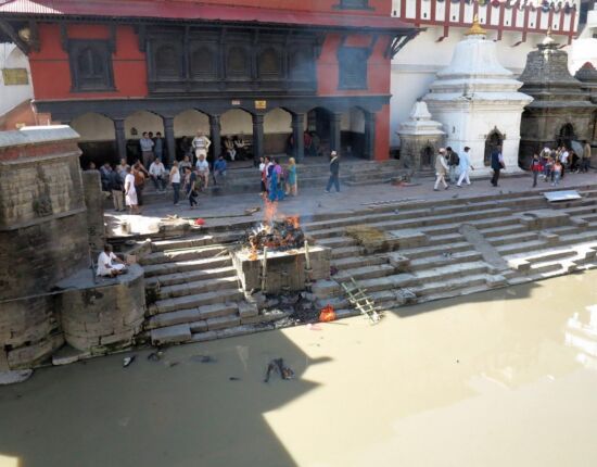 Pashupatinath - Leichenverbrennung am Bagmati.