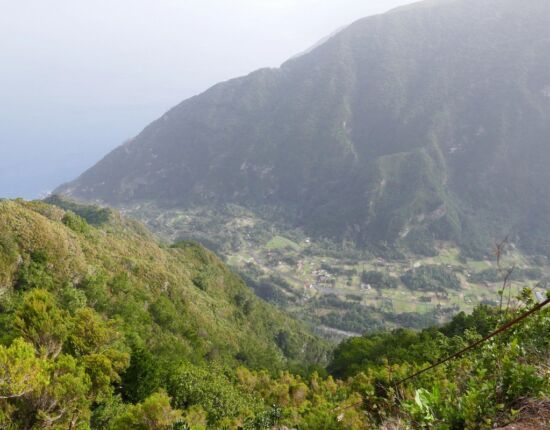 Blick ins Tal der Ribeira do Seixal.