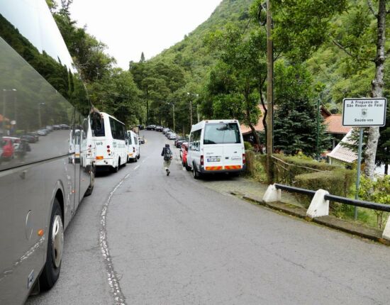 Wegen der langen Anfahrt sind wir erst gegen 11:00 in Ribeiro Frio - die Parkplätze sind fast alle belegt.
