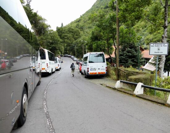 Wegen der langen Anfahrt sind wir erst gegen 11:00 in Ribeiro Frio - die Parkplätze sind fast alle belegt.
