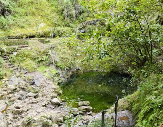 Levada do Furado -manche Taleinschnitte müssen im Bachbett umgangen werden.
