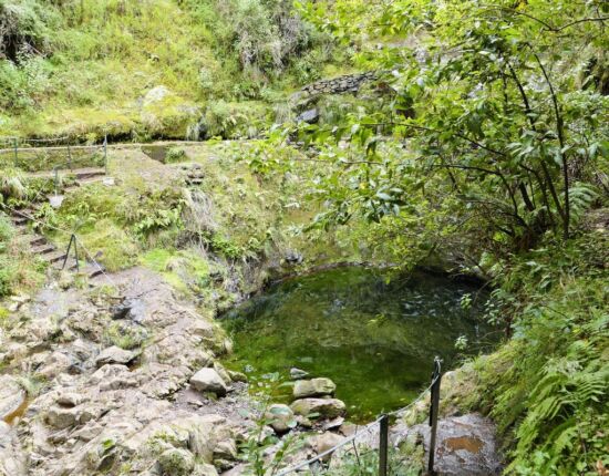 Levada do Furado -manche Taleinschnitte müssen im Bachbett umgangen werden.