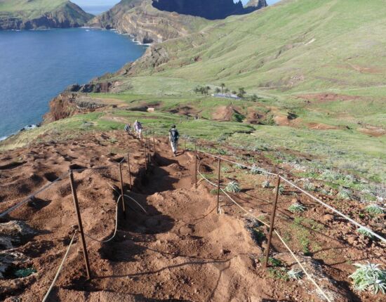 Ponta de São Lourenço - Abstieg vom Morro do Furado.