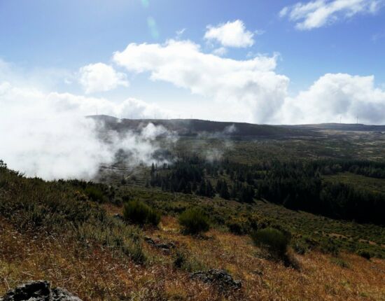 Von Norden ziehen die Wolken hoch.