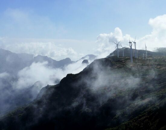 Viele Windräder stehen auf der Hochebene.
