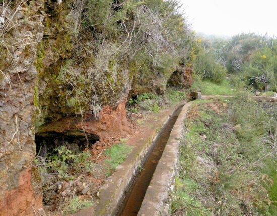 Höhlen neben der Levada do Paúl.