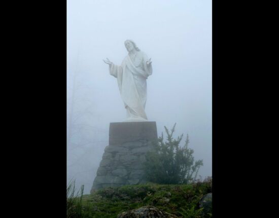 Cristo Rei das Montanhas im Nebel.