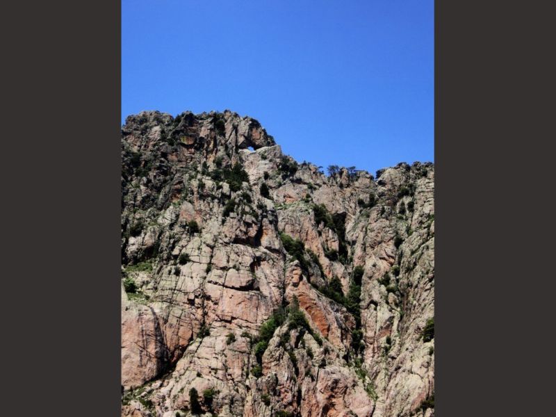 Punta Tafunata di i Paliri mit Felsloch.