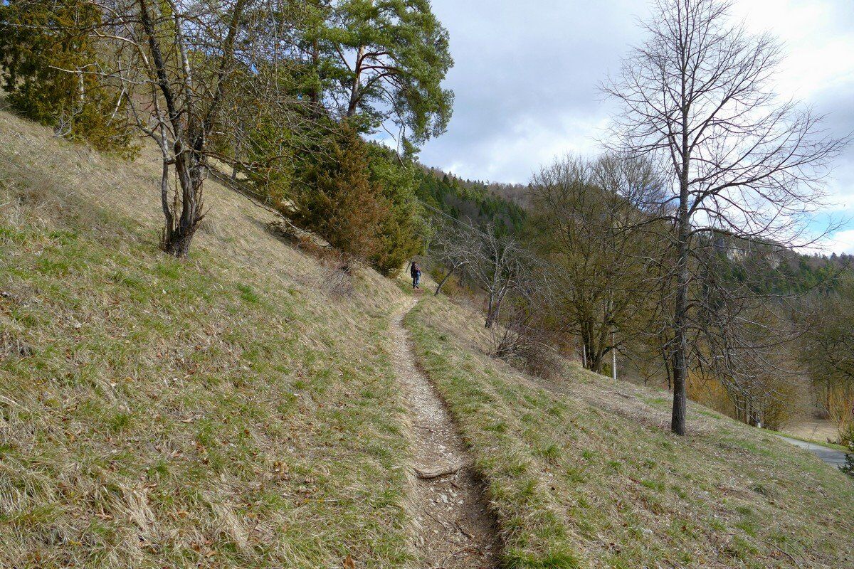 Steil und schmal geht es den Hang aufwärts.