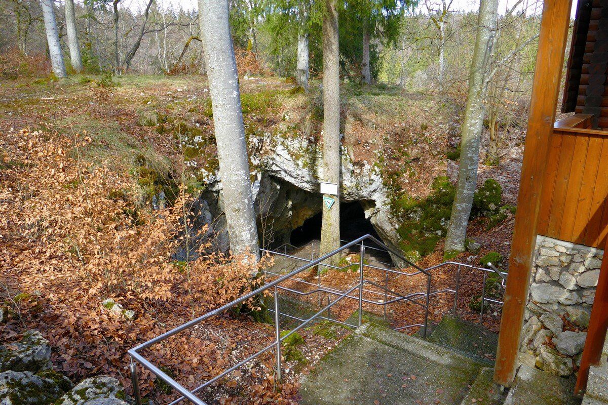 Hier geht es in die Kolbinger Höhle - leider zum Schutz der Fledermäuse noch geschlossen.