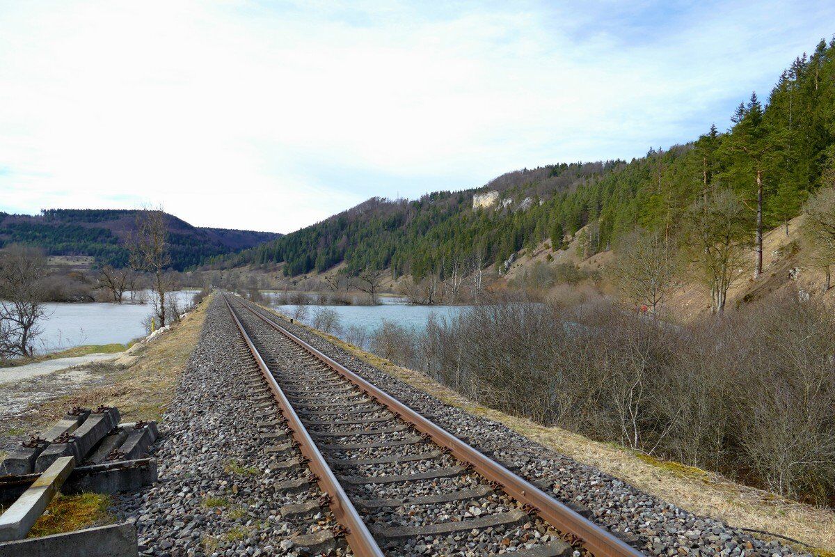 Donautal - die Bahnlinie führt mitten durch das Hochwasser.