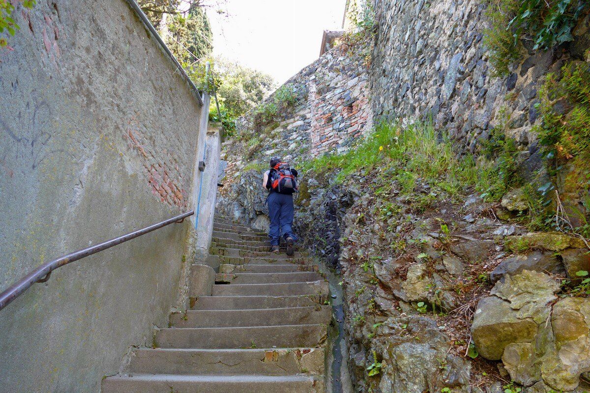 Über viele Treppenstufen geht es in Levanto aufwärts.