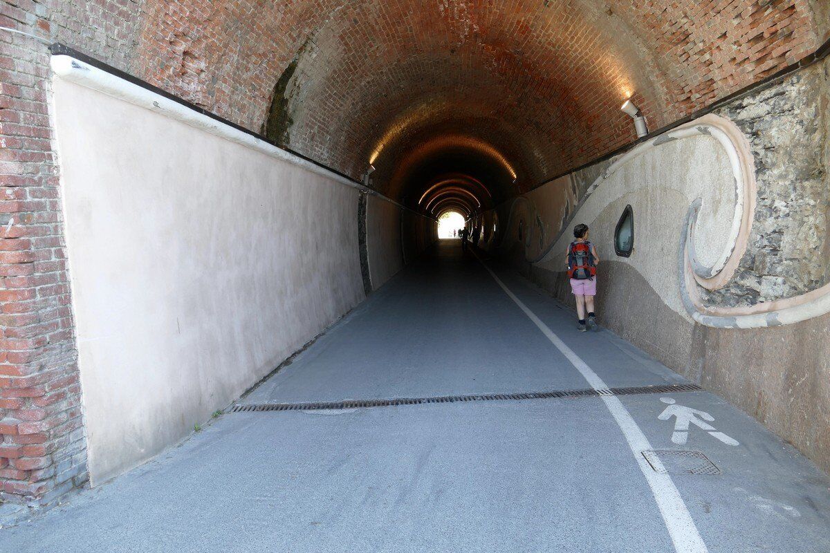 Der kurze Tunnel in Monterosso.
