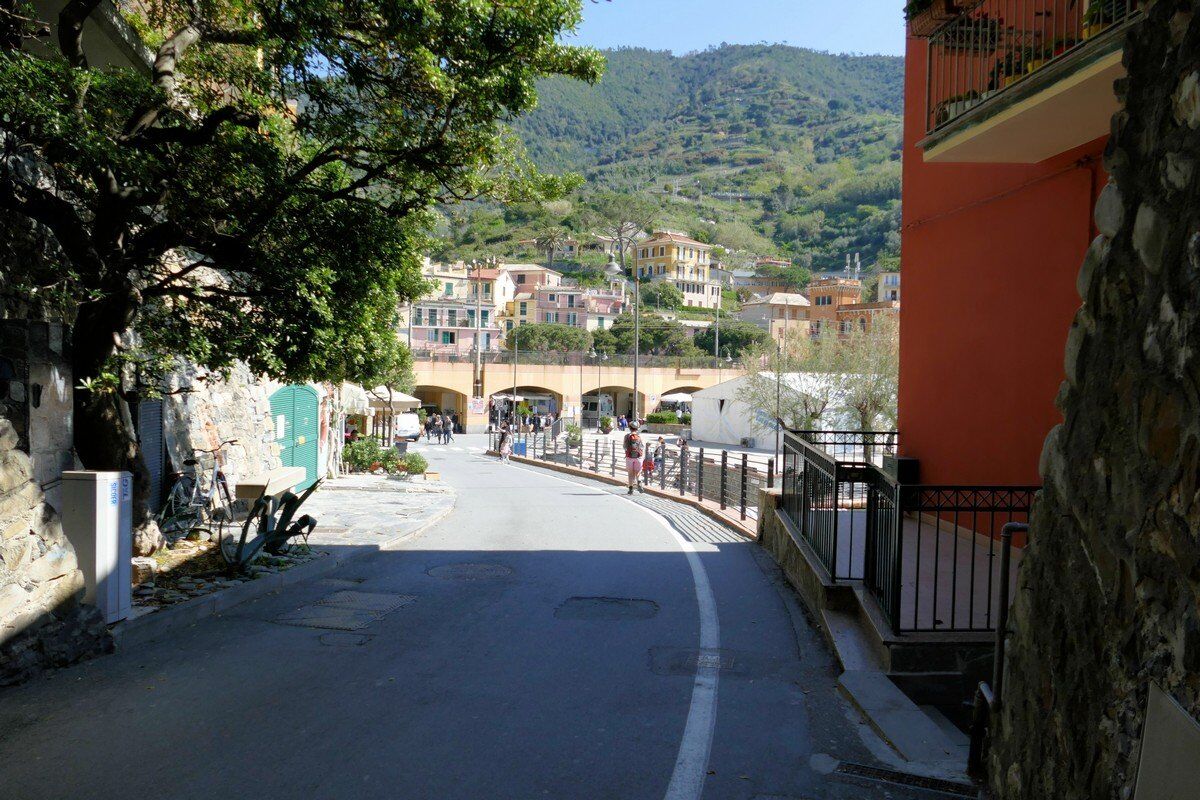 Blick aus dem Tunnel auf die Bahnlinie in Monterosso.