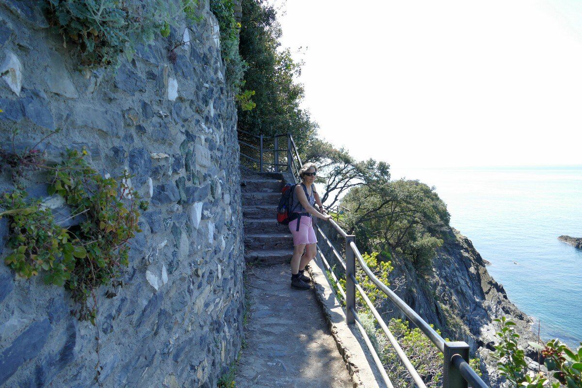 Über Treppen geht es aufwärts.