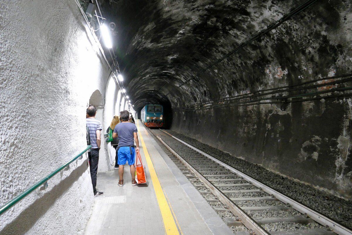 Bahnhof von Vernazza - die Bahnsteige reichen teilweise bis in die Tunnels.